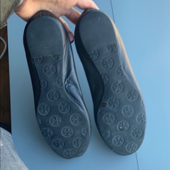 Tory Burch ballet flats with gold emblem - Picture 4 of 8